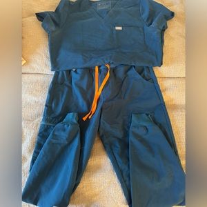 FIGS scrub set